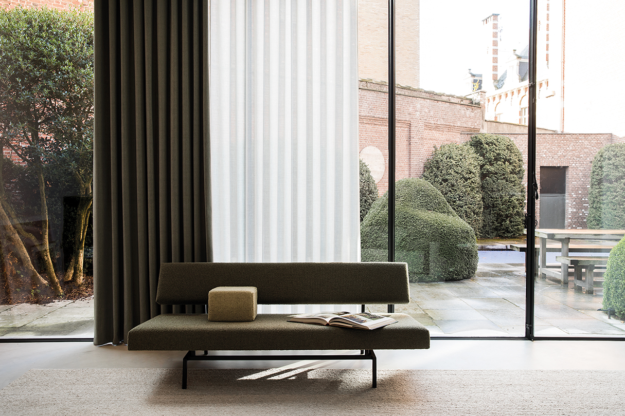 Gestyled interieur met dagbed en gordijnen op maat, onderdeel van een meubelpakket van RAW-Building