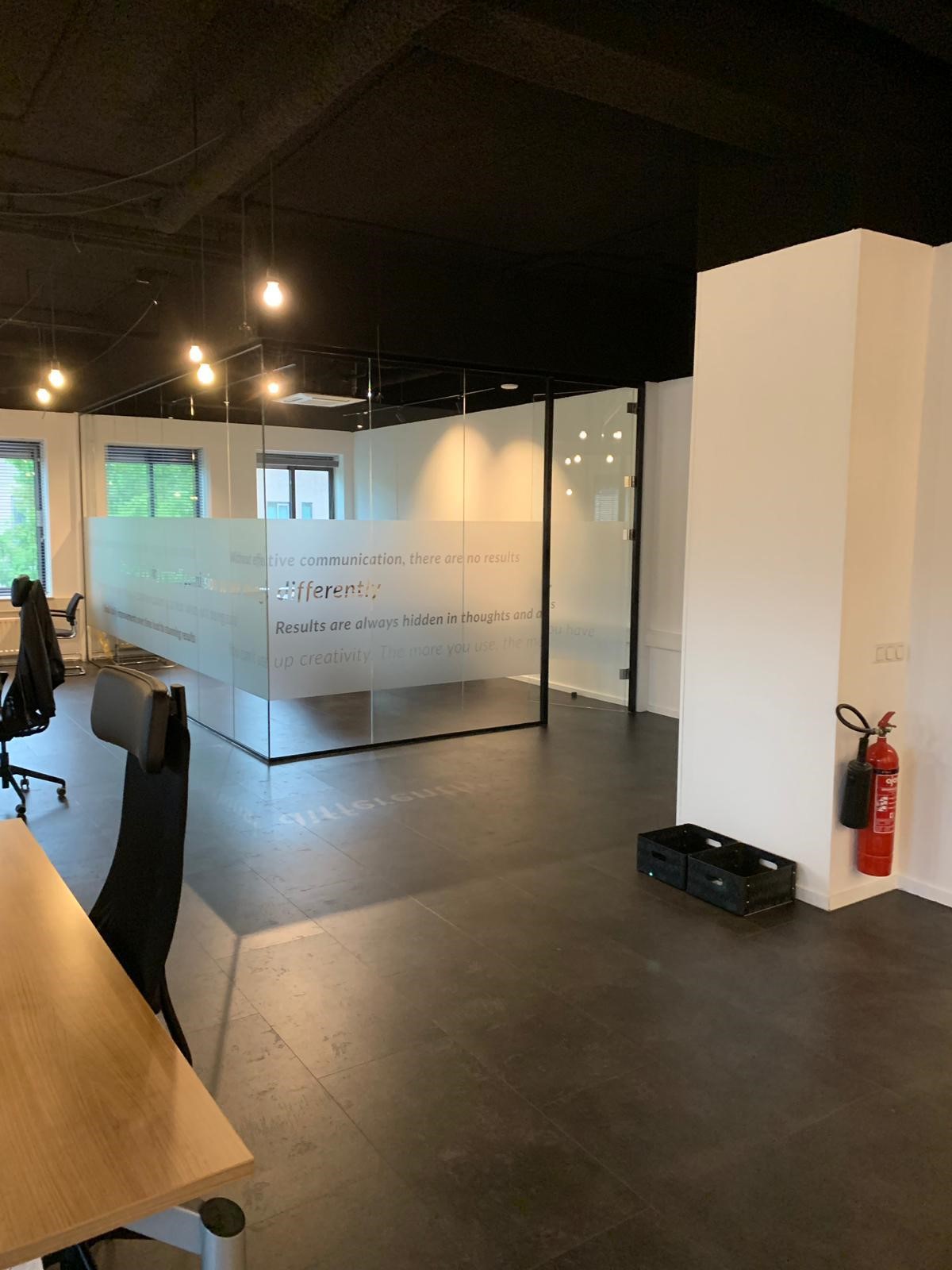 Afbouw en afwerking in het verbouwde bedrijfspand van CRC in Leusden