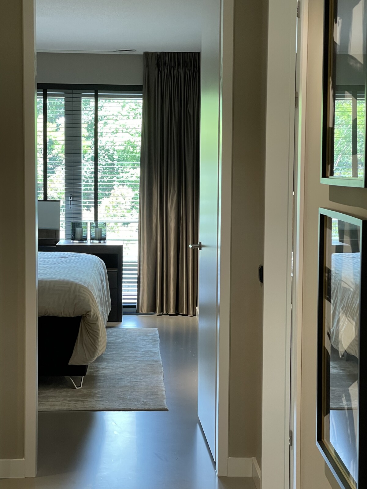 Slaapkamer met gordijnen op maat in een gestyled appartement