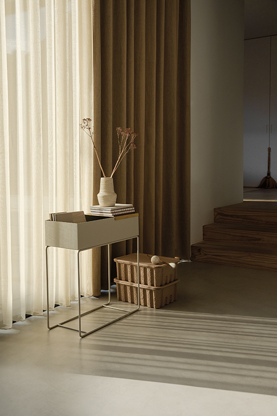 Sidetable met gordijnen op maat in warme tinten